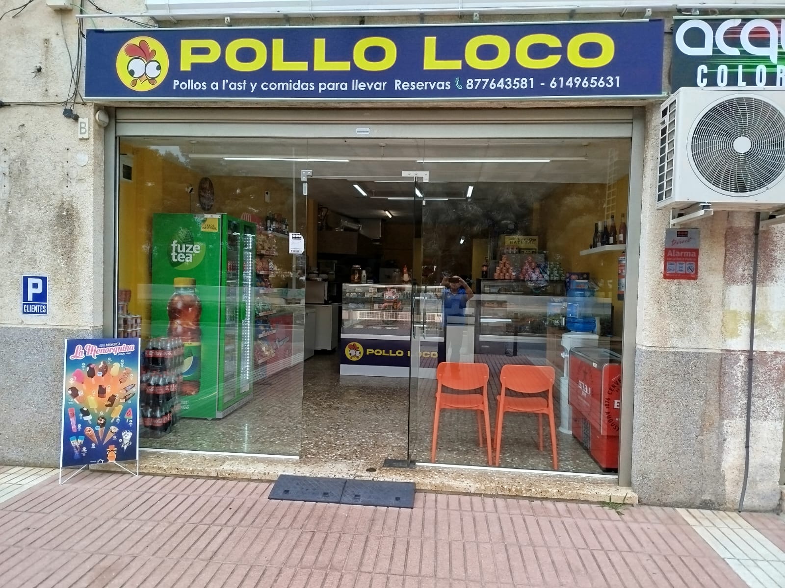 Pollos a l'ast asándose en el asador de Pollo Loco