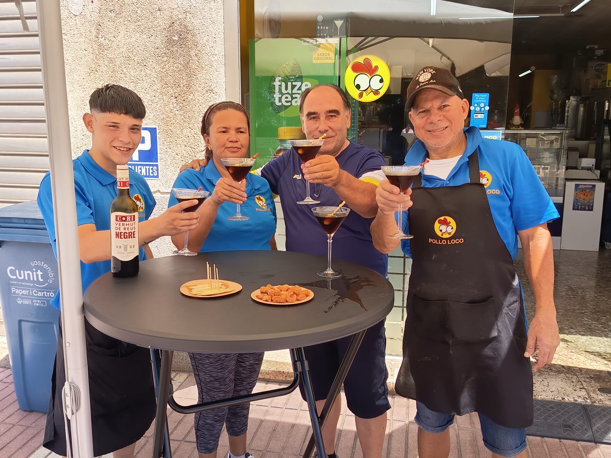 Pollos a l'ast asándose en el asador de Pollo Loco